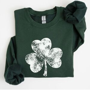 🐿️ ❤️Gildan Dark Green Clover Uni-Sex- Sweatshirt- Boutique-NEW- Multiple Sizes